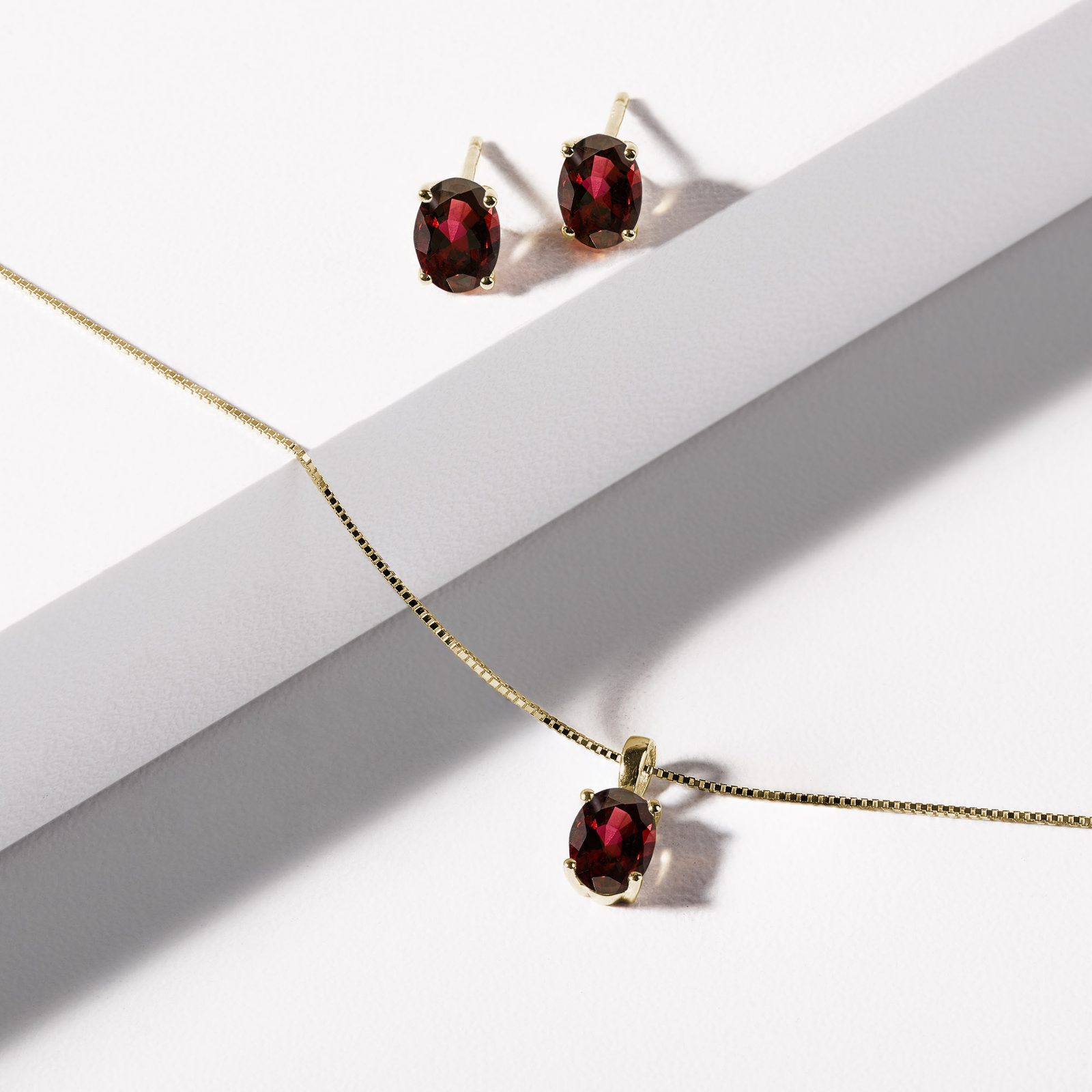 Oval garnet earrings in 14k yellow gold