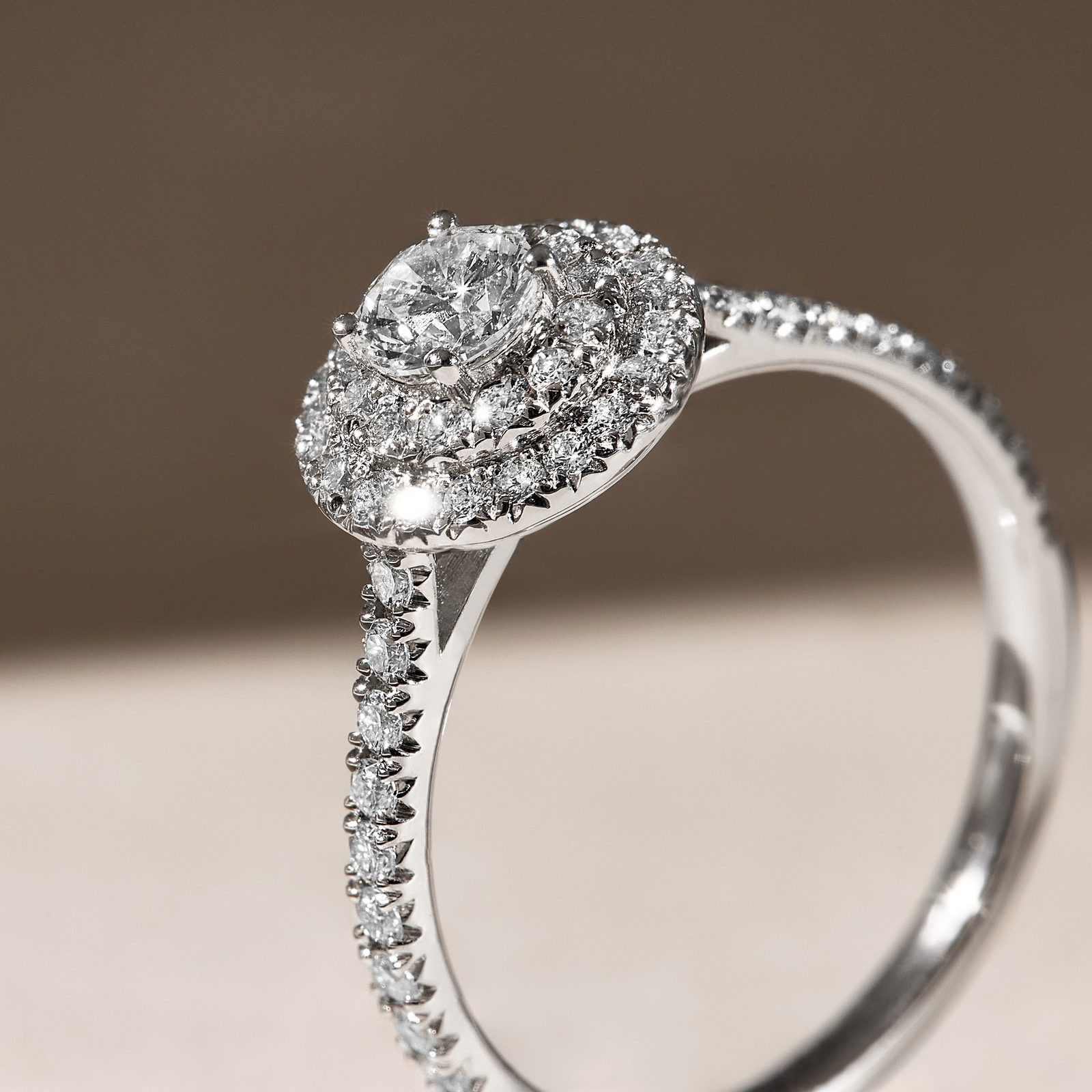 Bague double Halo en or blanc avec diamants KLENOTA