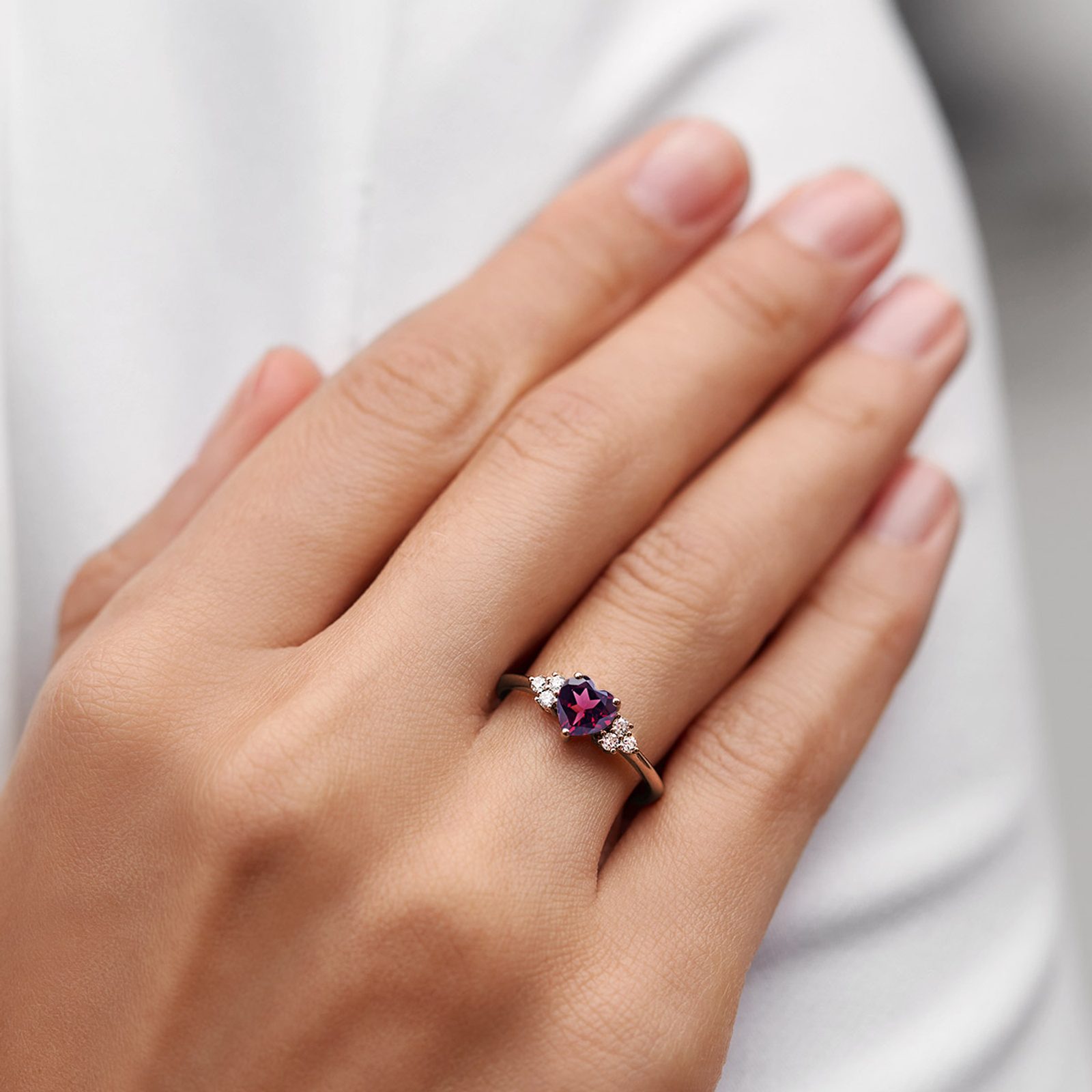 Bague en or rose avec diamants et rhodolite KLENOTA