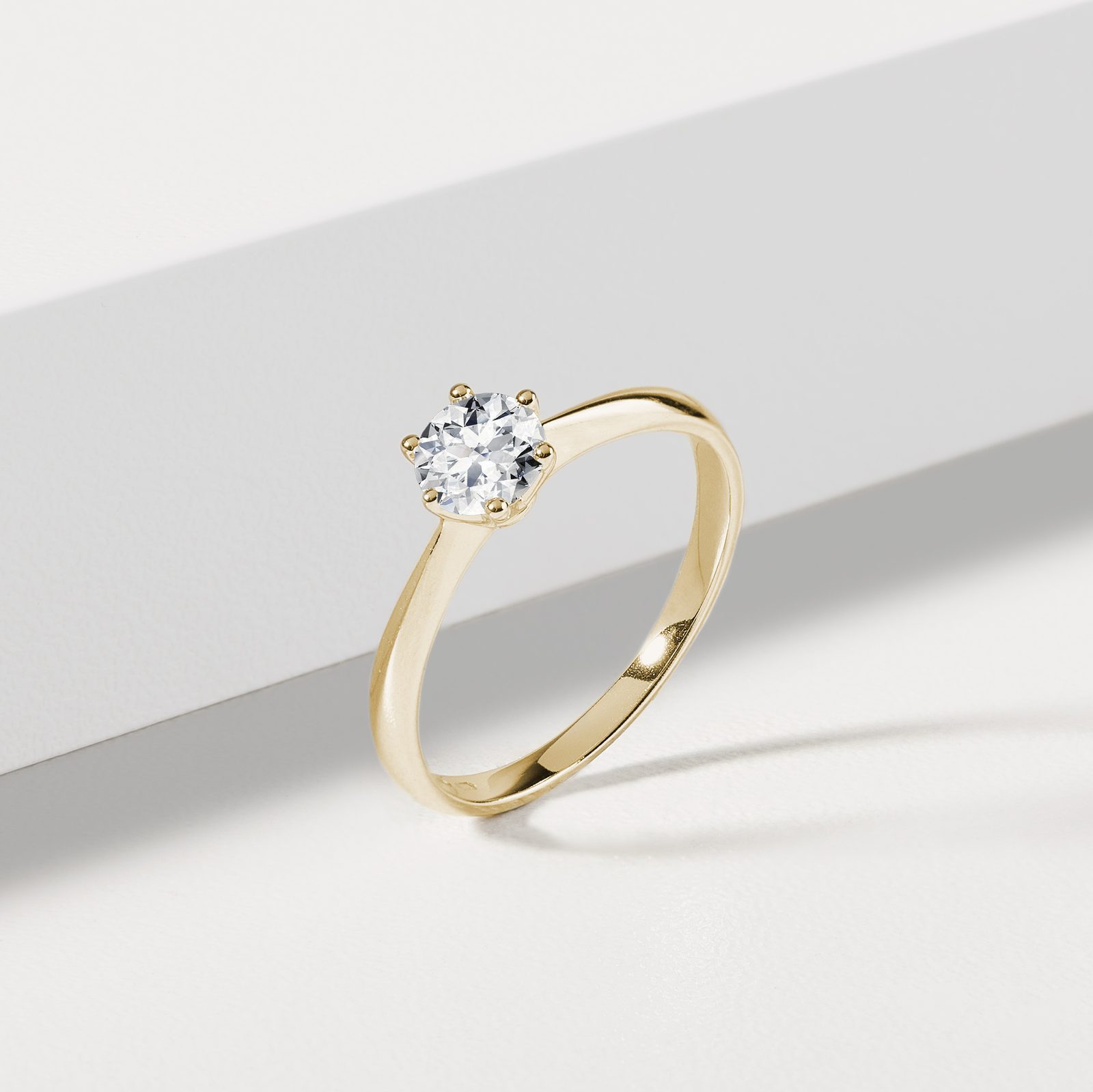 Classic Engagement Diamond Ring in Gold KLENOTA