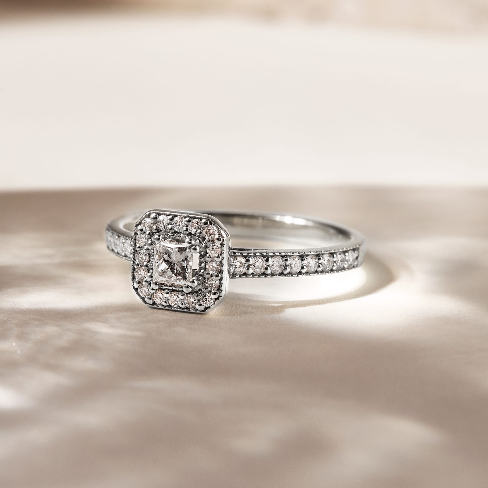 Fabricant de bagues de fiançailles en or blanc 14k/18k avec diamants CVD de synthèse | Tianyu Gems