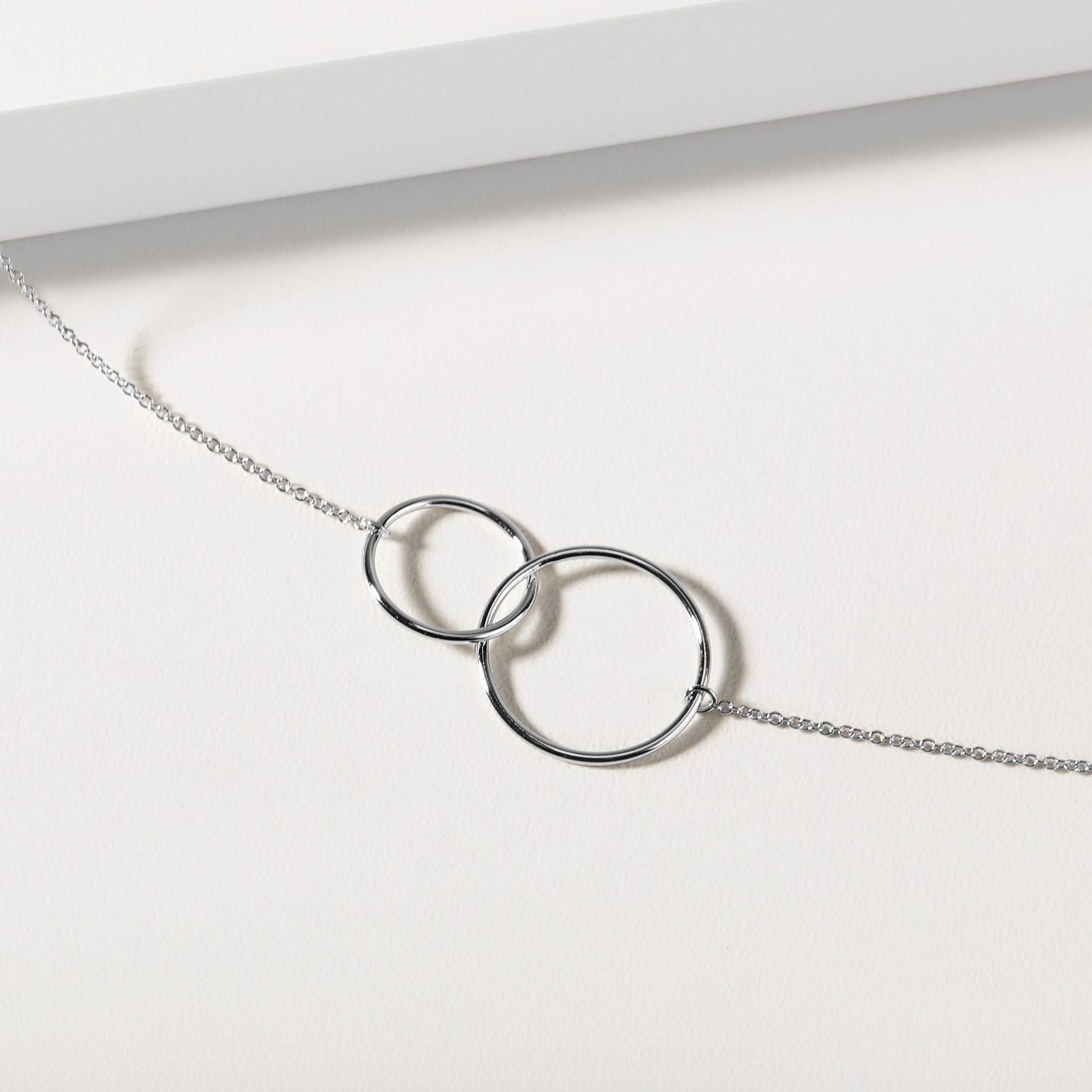 Chaîne En Or Blanc Avec Pendentif 2 Anneaux Entrelacés Sertis De Diamants Noirs - Occasion