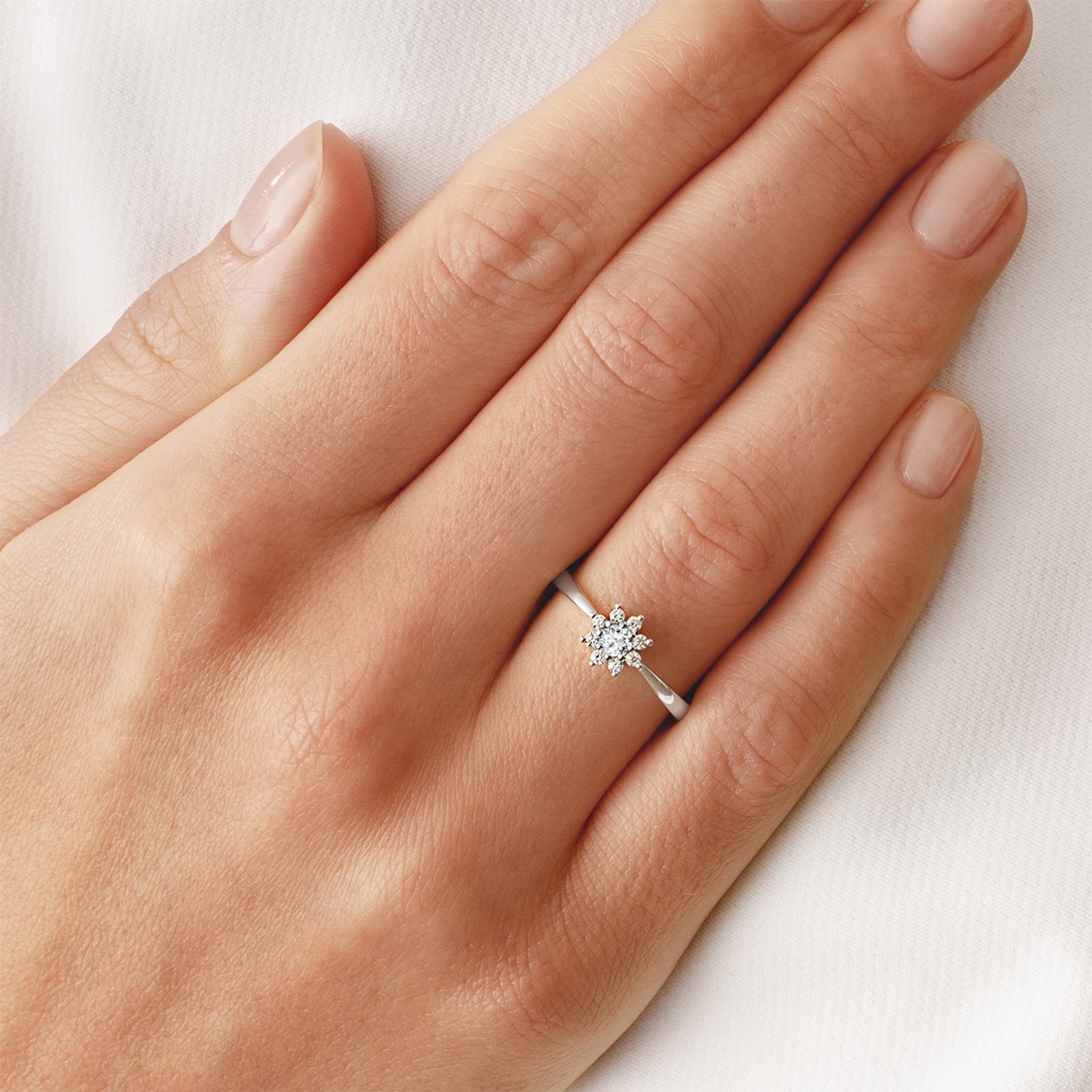 Flower shaped Diamond Ring in White Gold KLENOTA