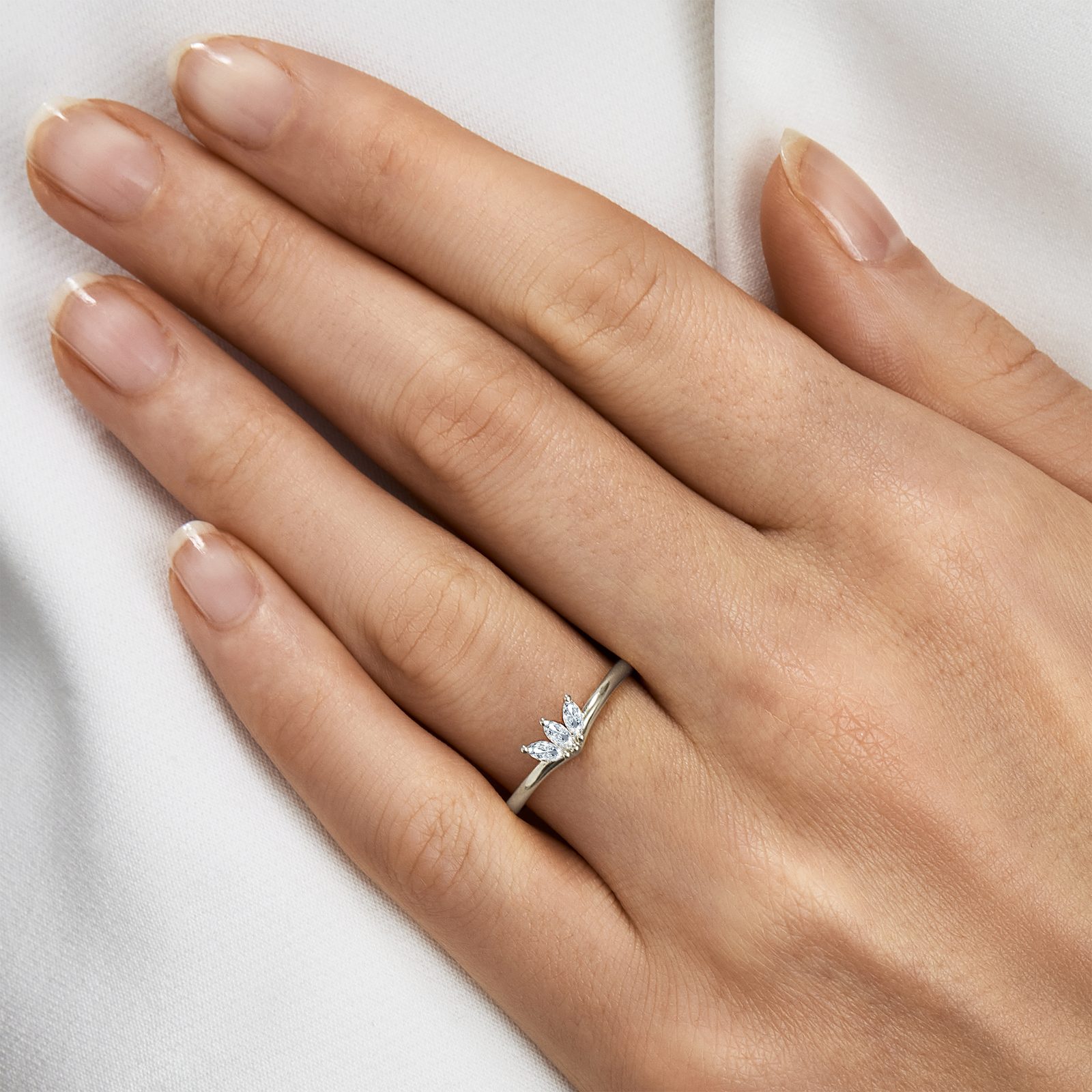 Bague en or blanc avec diamants marquise KLENOTA