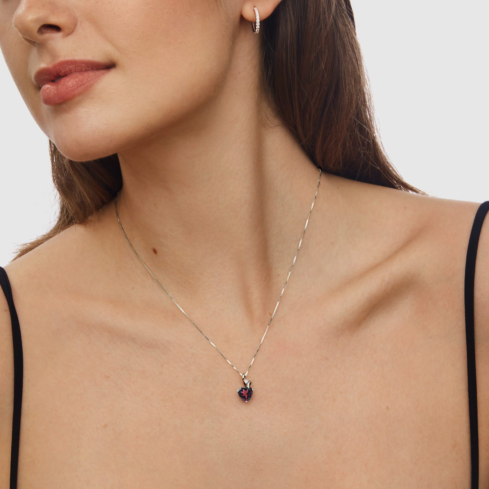 Garnet and diamond necklace in white gold | KLENOTA