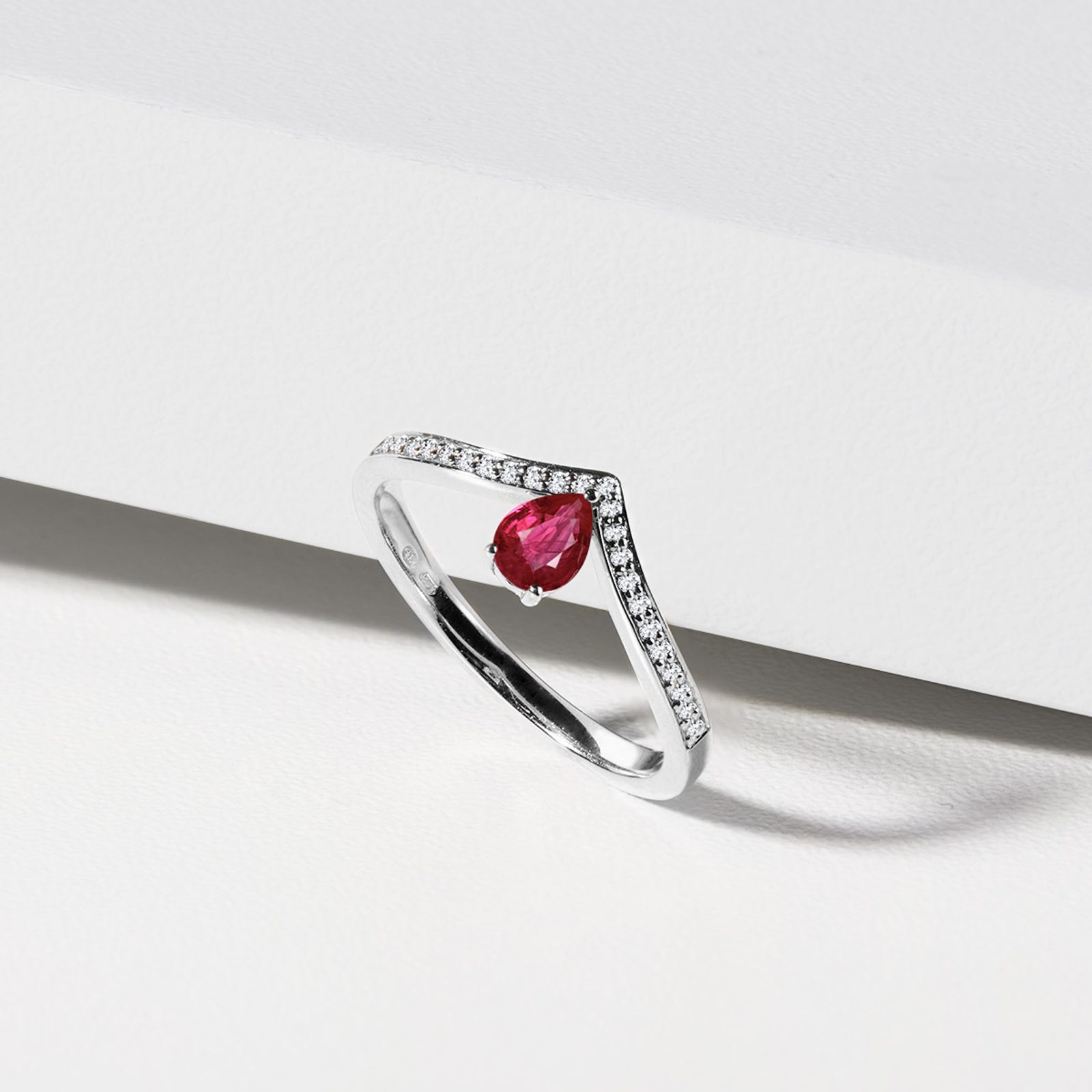 フラダンス Ruby Ring Ruby Ring with Brilliants in Yellow Gold | KLENOTA