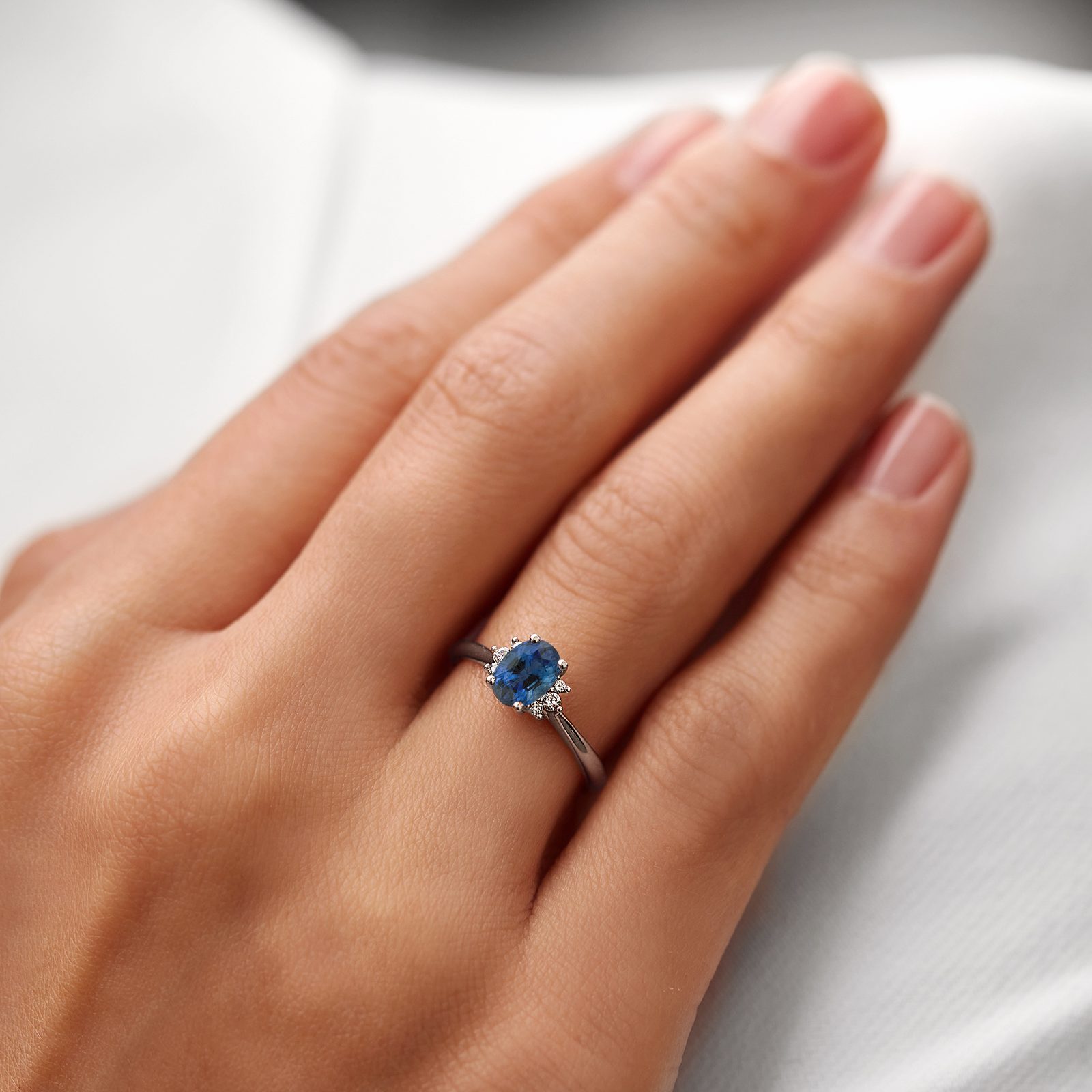 Bague Cocktail KARIS Collection - Saphir Simulé - Laiton Plaqué Platine - Taille 5 - Neuf Avec étiquettes
