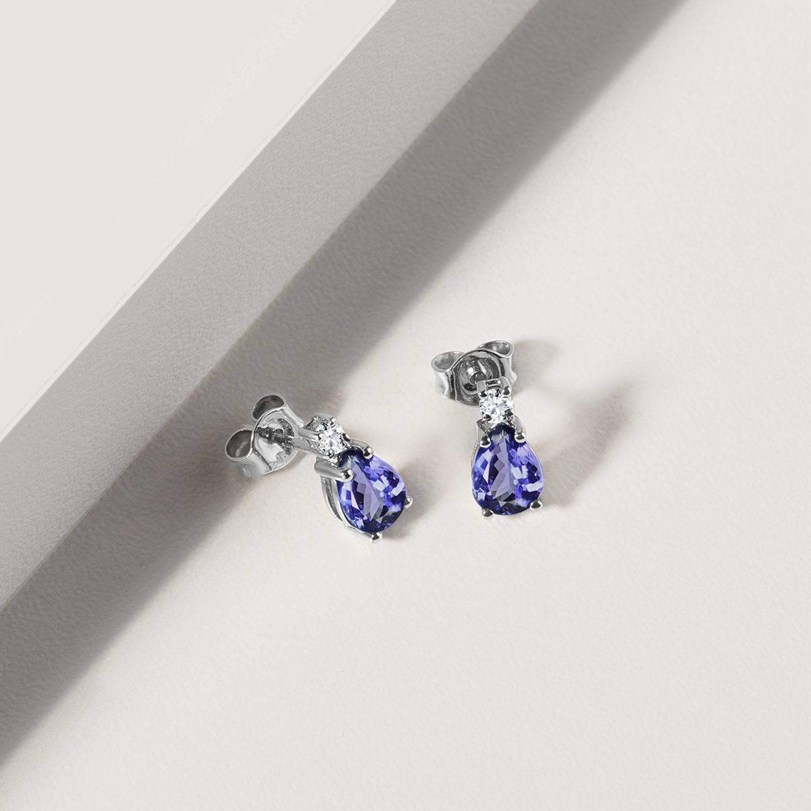 Tanzanite Earrings with Diamonds in White Gold | KLENOTA