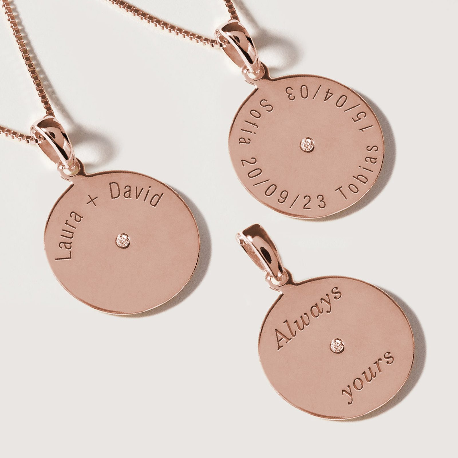 Médaillon étoile en or rose et diamant KLENOTA — free download