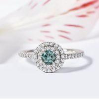 Zásnubní prsten HALO s modrým a čirými diamanty v bílém zlatě