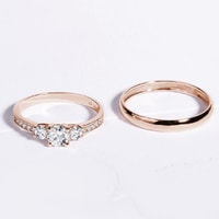 Kombinace zásnubního a snubního prstenu z růžového zlata