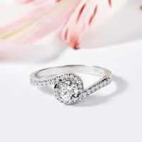 Diamant HALO Verlobungsring in Weißgold