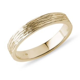Pánský snubní prsten s rytinou ve zlatě