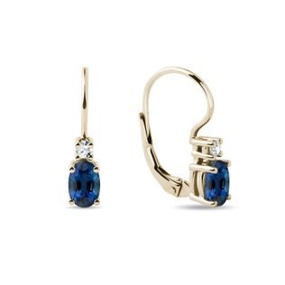 BOUCLES D'OREILLES EN OR, SAPHIRS ET DIAMANTS - BOUCLES D'OREILLES EN SAPHIR - BOUCLES D'OREILLES