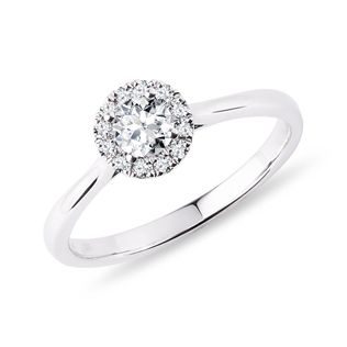 Round brilliant cut diamond engagement ring in white gold