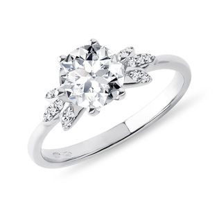 Prsten z bílého zlata s moissanitem a diamanty