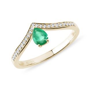 Emerald teardrop ring in 14k yellow gold