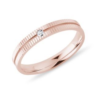 PRSTEN S DIAMANTEM A VROUBKOVÁNÍM V RŮŽOVÉM ZLATĚ - PRSTENY S DIAMANTY - PRSTENY