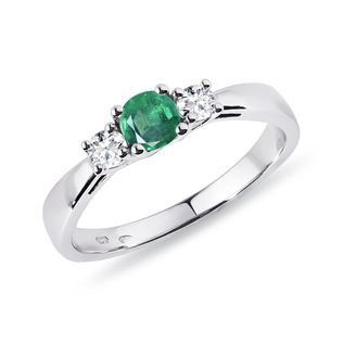 Smaragdový prsten s diamanty v bílém zlatě