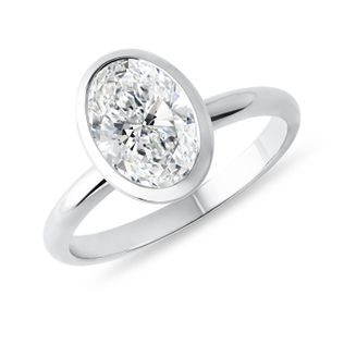 VÝRAZNÝ PRSTEŇ S OVÁLNYM DIAMANTOM V BIELOM ZLATE - PRSTENE S LAB-GROWN DIAMANTMI - ZÁSNUBNÉ PRSTENE