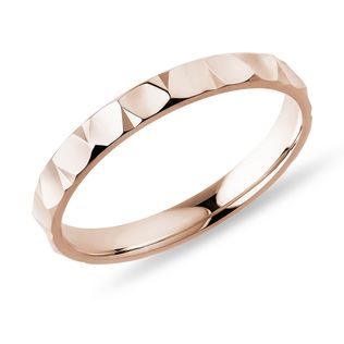 PÁNSKÝ PRSTEN S BROUŠENÝMI FASETAMI V RŮŽOVÉM ZLATĚ - PÁNSKÉ SNUBNÍ PRSTENY - SNUBNÍ PRSTENY