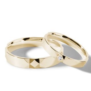 WEDDING SET WITH FACETS ON THE SIDES IN YELLOW GOLD - YELLOW GOLD WEDDING SETS - WEDDING RINGS