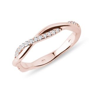 AUFFÄLIGER DIAMANTRING AUS ROSÉGOLD - TRAURINGE FÜR DAMEN{% if product.kategorie.adresa_nazvy[0] != product.kategorie.nazev %} - TRAURINGE{% endif %}