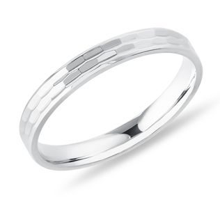 PÁNSKY PRSTEŇ Z BIELEHO ZLATA S RYTÝM POVRCHOM - SVADOBNÉ OBRÚČKY PÁNSKE - SVADOBNÉ OBRÚČKY