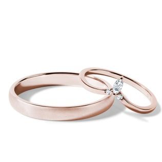 ENSEMBLE D’ALLIANCES EN OR ROSE, BAGUE CHEVRON ET FINITION SATINÉE - ENSEMBLE D’ALLIANCES EN OR ROSE - ALLIANCES DE MARIAGE