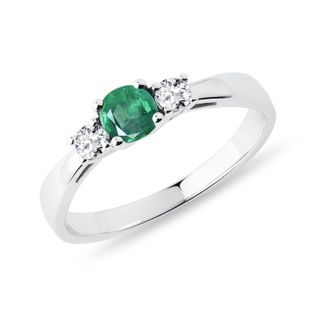 PIERŚCIONEK ZARĘCZYNOWY Z BIAŁEGO ZŁOTA ZE SZMARAGDEM I BRYLANTAMI - PIERŚCIONKI ZE SZMARAGDAMI - PIERŚCIONKI