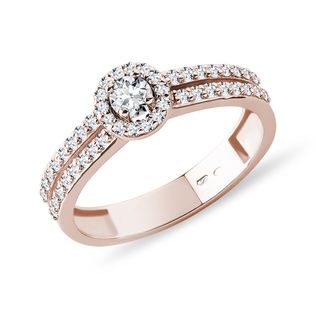 BAGUE DE FIANÇAILLES EN OR ROSE AVEC DIAMANT CENTRAL - BAGUES DE FIANÇAILLES ORNÉES DE DIAMANTS - BAGUES DE FIANÇAILLES