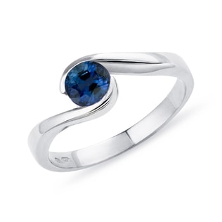 Ring with Sapphire and Brilliants in White Gold | KLENOTA