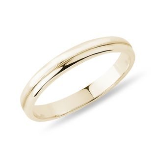 Women's rounded edge engraved wedding ring in yellow gold