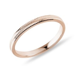DÁMSKÝ PRSTEN S JEMNÝM GRAVÍROVÁNÍM V RŮŽOVÉM ZLATĚ - PRSTENY Z RŮŽOVÉHO ZLATA - PRSTENY