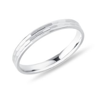 DÁMSKY PRSTEŇ Z BIELEHO ZLATA S RYTÝM POVRCHOM - PRSTENE BIELE ZLATO - PRSTENE