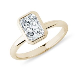 PRSTEŇ ZO ŽLTÉHO ZLATA S RADIANT DIAMANTOM - PRSTENE S LAB-GROWN DIAMANTMI - ZÁSNUBNÉ PRSTENE