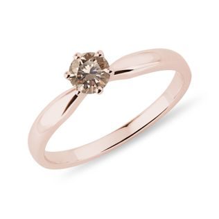 PIERŚCIONEK ZARĘCZYNOWY Z RÓŻOWEGO ZŁOTA Z SZAMPAŃSKIM DIAMENTEM SOLITAIRE - PIERŚCIONKI ZARĘCZYNOWE Z KOLOROWYMI DIAMENTAMI - PIERŚCIONKI ZARĘCZYNOWE