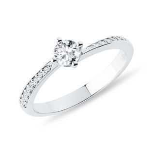 Luxuriöser Verlobungsring mit Diamant aus 14kt Weißgold