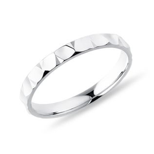 DÁMSKY PRSTEŇ Z BIELEHO ZLATA S VYBRÚSENÝMI FAZETAMI - PRSTENE BIELE ZLATO - PRSTENE