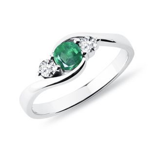 PIERŚCIONEK Z BIAŁEGO ZŁOTA ZE SZMARAGDEM I DWOMA DIAMENTAMI PO BOKACH - PIERŚCIONKI ZE SZMARAGDAMI - PIERŚCIONKI