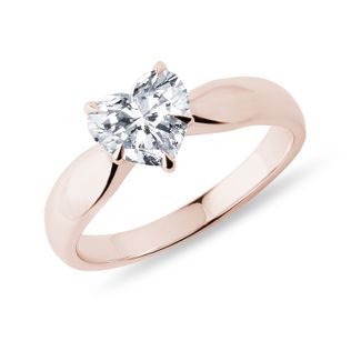 PIERŚCIONEK Z RÓŻOWEGO ZŁOTA Z LABORATORYJNYM DIAMENTEM SERCEM - PIERŚCIONKI Z LAB GROWN DIAMENTAMI - PIERŚCIONKI ZARĘCZYNOWE