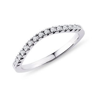 Brilliant cut diamond ring in white gold