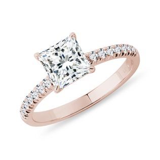 Roségoldener Ring mit LG-Diamant im Prinzessschliff und Diamanten im Brillantschliff