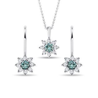 BOUCLES D'OREILLES ET COLLIER EN OR BLANC, DIAMANTS BLEUS - ENSEMBLES DE BIJOUX EN DIAMANT - BIJOUX