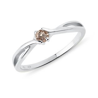 JEMNÝ PRSTÝNEK S CHAMPAGNE DIAMANTEM V BÍLÉM ZLATĚ - ZÁSNUBNÍ PRSTENY S BAREVNÝM DIAMANTEM - ZÁSNUBNÍ PRSTENY