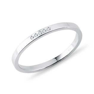Snubní prsten z bílého zlata s pěti diamanty
