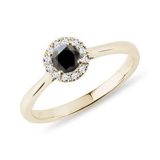 Zlatý prsten s černým a bílými diamanty