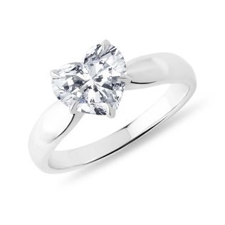 PIERŚCIONEK Z BIAŁEGO ZŁOTA Z LABORATORYJNYM DIAMENTEM W KSZTAŁCIE SERCA - PIERŚCIONKI Z LAB GROWN DIAMENTAMI - PIERŚCIONKI ZARĘCZYNOWE