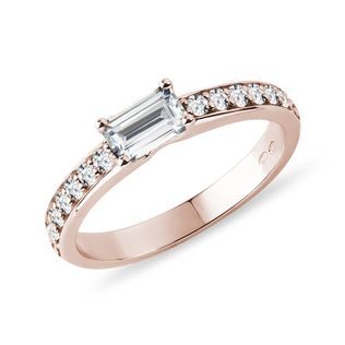 Prsten s diamanty a emerald moissanitem v růžovém zlatě