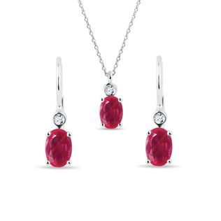 ELEGANTNÝ MINIMALISTICKÝ SET Z BIELEHO 14K ZLATA S RUBÍNMI - DRAHOKAMOVÉ SÚPRAVY - ŠPERKY